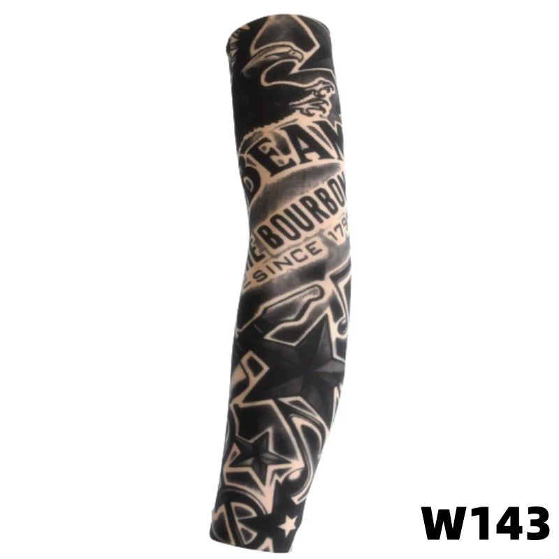 Manche de tatouage en tricot extensible noir et blanc décoré de texte et d'étoiles
