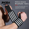 Schwarz-weiß gestreifte Velcro-Handgelenk-Stütze, gehalten von einer Hand