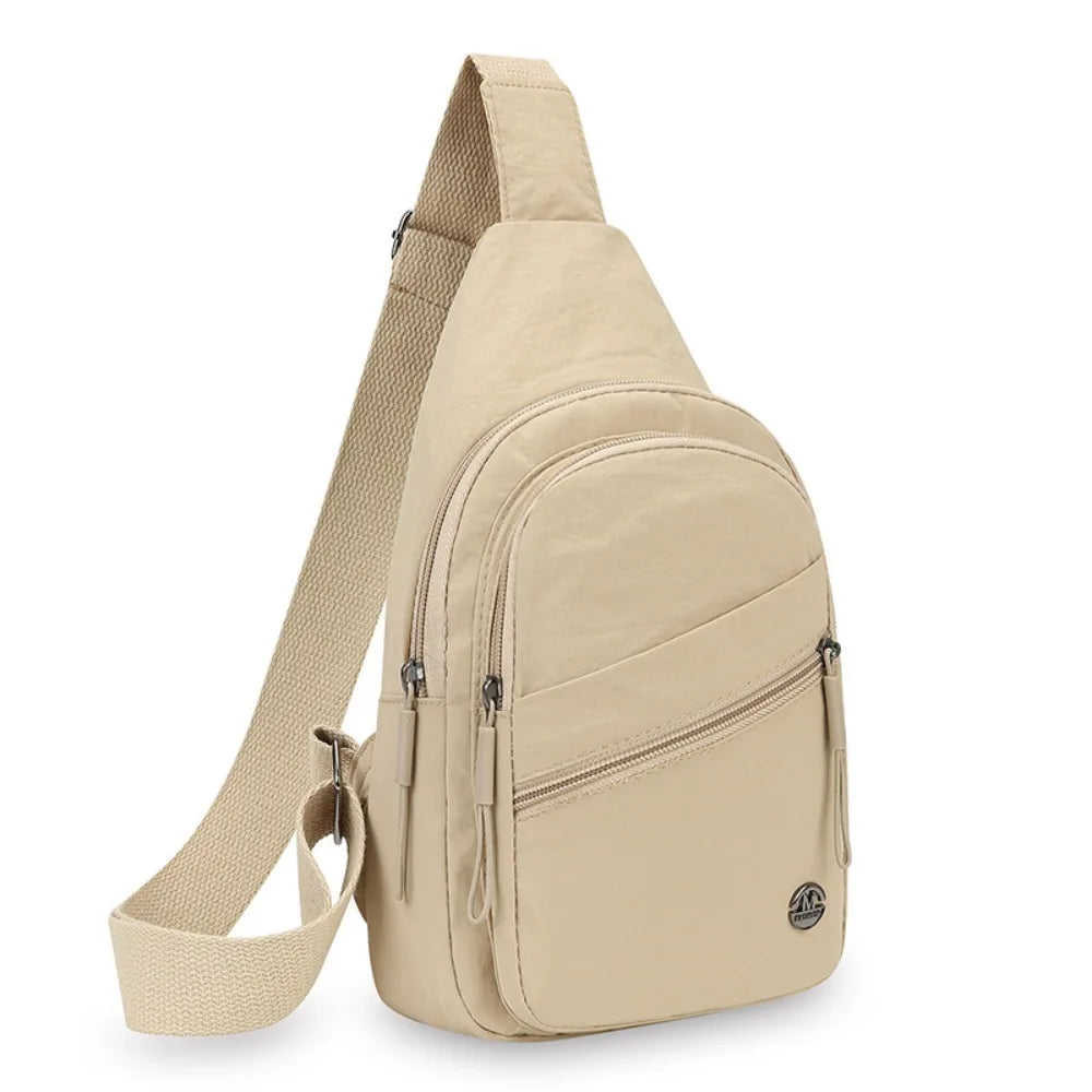 Tan strap crossbody messenger bag mit beigem Riemen, seitliche Ansicht.