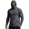 Ein Mann trägt ein dunkelgraues, leichtes Funktions-Kapuzenpullover-Shirt.