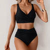 Un mannequin portant un maillot de bain deux pièces noir, taille haute, plissé et froncé.