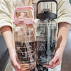Une bouteille d'eau sportive transparente avec des marqueurs de temps, montrant divers rappels d'hydratation.