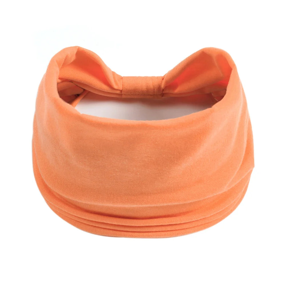 Un foulard en coton bohème de couleur orange doux, conçu pour les cheveux et le style.