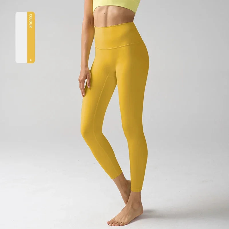 Un mannequin porte des leggings de performance jaunes taille haute.