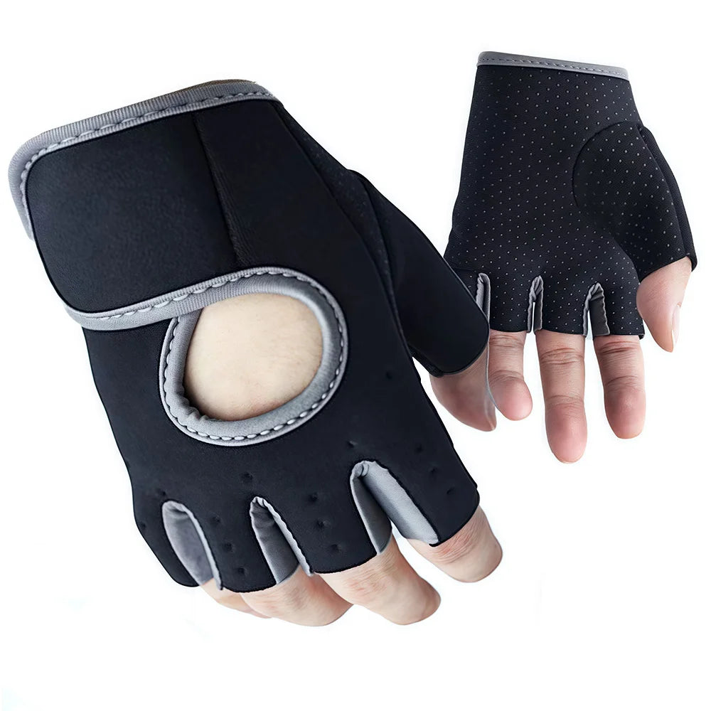 Une main portant un gant de fitness noir conçu pour la musculation et l'entraînement.