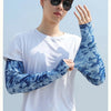 Mann in weißem T-Shirt und blauem Tarn-Langarmshirt mit Sonnenbrille
