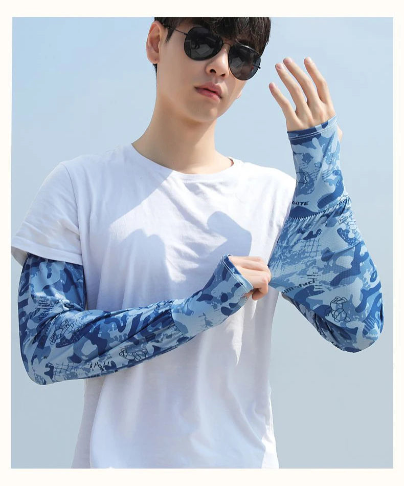 Mann in weißem T-Shirt und blauem Tarn-Langarmshirt mit Sonnenbrille