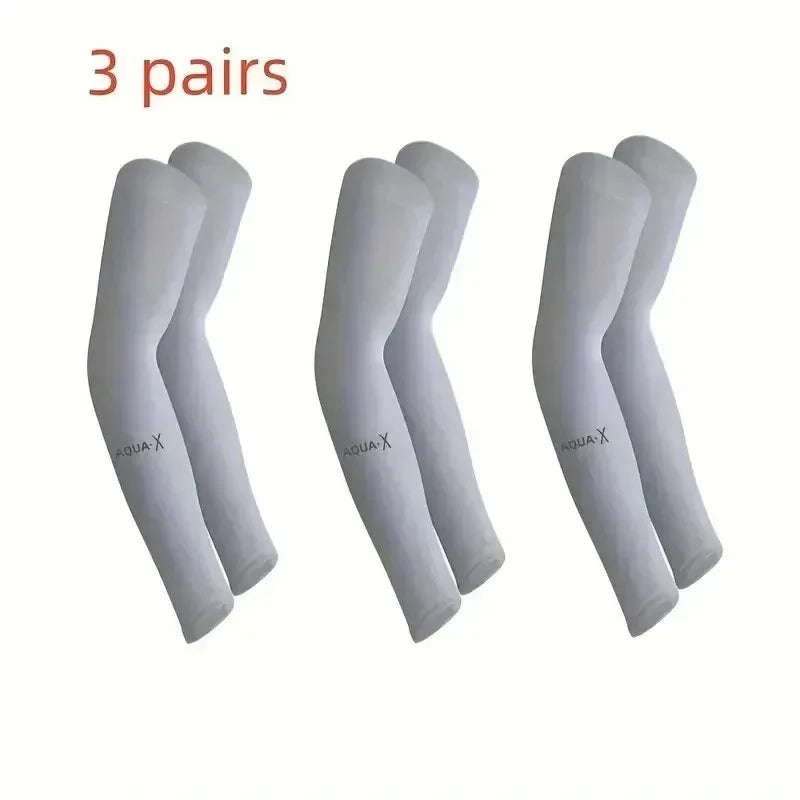 Trois paires de manches anti-UV blanches et rafraîchissantes exposées verticalement.