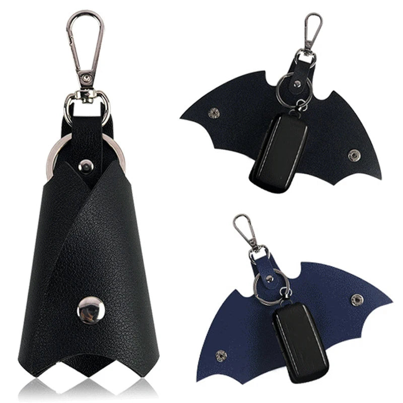 Set aus Leder- und Legierungs-Bat-Schlüsselanhängern in Schwarz und Dunkelblau.