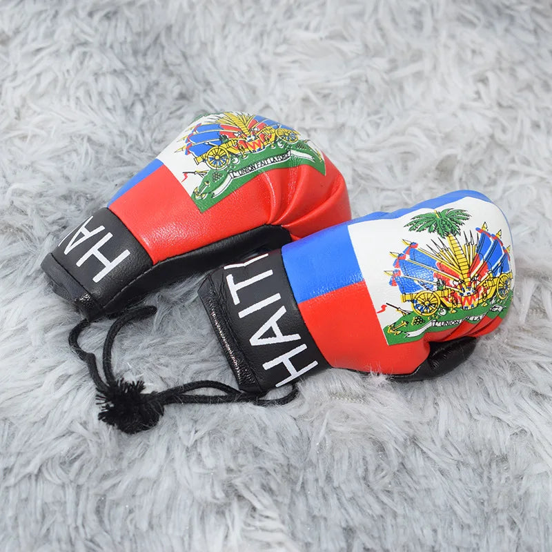 Rotes und weißes Boxhandschuh-Anhänger mit der Flagge Haitis auf flauschigem weißem Hintergrund