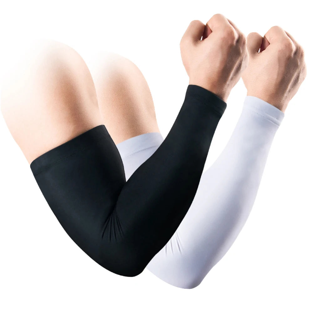 Eine Person demonstriert UV-Schutz-Armschuhe mit schwarz-weißen Ärmeln.