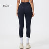 Schwarze, nahtlose Yoga-Leggings mit hoher Taille, gezeigt auf einem Model, kombiniert mit weißen Socken und leichten Schuhen
