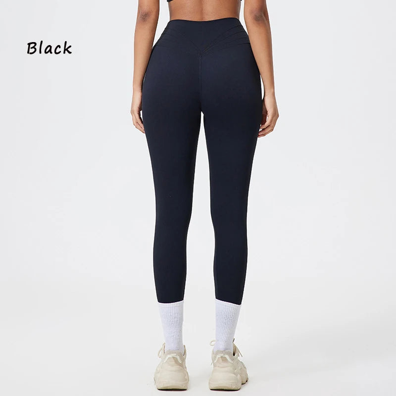 Schwarze, nahtlose Yoga-Leggings mit hoher Taille, gezeigt auf einem Model, kombiniert mit weißen Socken und leichten Schuhen
