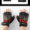 Schwarze und rote Kunstleder-Motorradhandschuhe mit silbernen Nieten auf einer Hand.