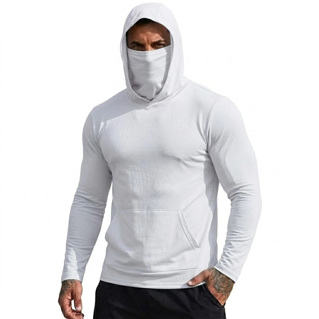 Ein Mann trägt einen weißen Kapuzenpullover mit Maske und schwarze Hosen.