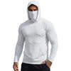 Ein Mann trägt einen weißen Kapuzenpullover mit Gesichtsmaske und schwarze Hosen.