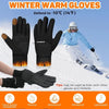 Schwarze, warme Winterhandschuhe bei einer Person beim Skifahren im Schnee