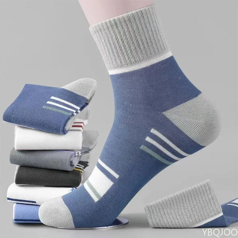 Un conjunto de calcetines deportivos transpirables azules y grises mostrados en un pie.