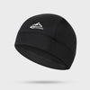 Gorra transpirable negra con caladora y logo de montaña blanca.
