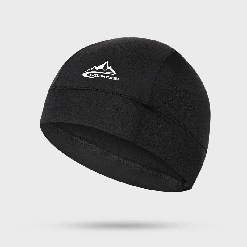 Gorra transpirable negra con caladora y logo de montaña blanca.