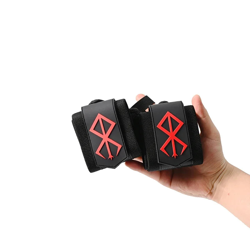 Une main tient un gant de poignet noir avec un motif d'éclair stylisé rouge.