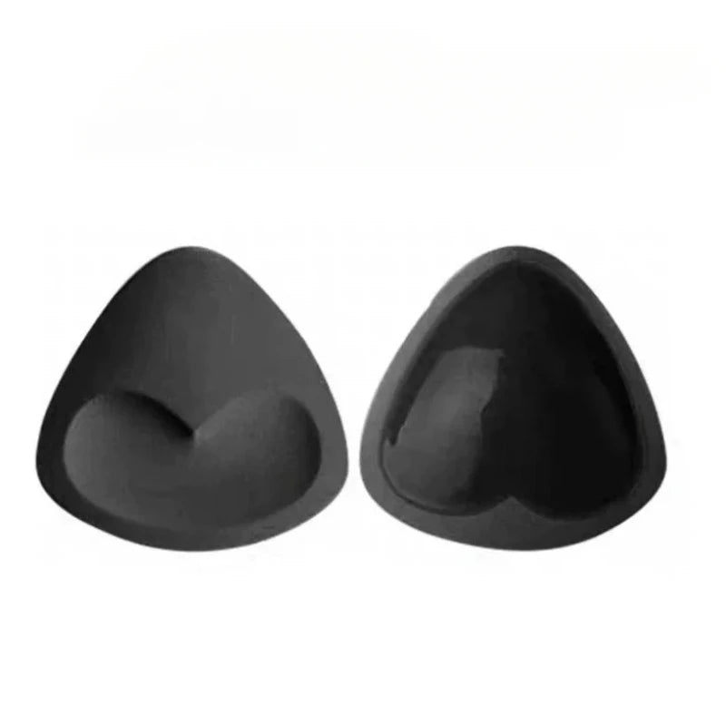 Ein Paar schwarze Silikon-BH- und Badeanzug-Pads.