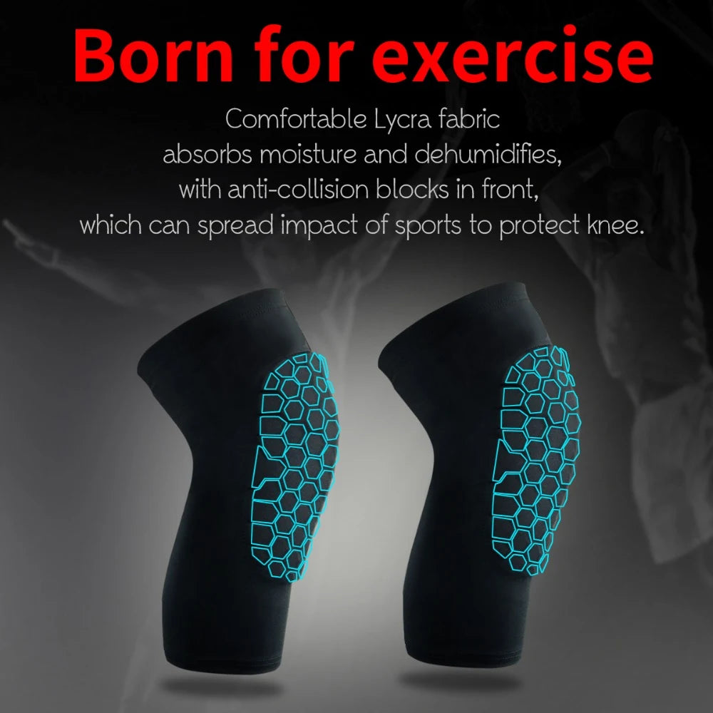 Un par de rodilleras negras con acentos de panal de abeja azul contra un fondo gris.