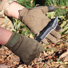Une main portant des gants de sport tactiques et un couteau est montrée à l'extérieur.