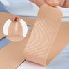 Eine Hand appliziert ein beige Kinesiologie-Tape auf die Rückseite eines Arms oder Gelenks.