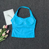 Haut bandeau bleu vif et sans coutures pour yoga et fitness, exposé sur un tissu gris foncé avec des tulipes roses et blanche