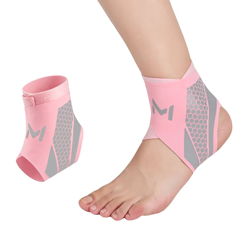 Pinke Sprungbandage am Knöchel, zeigt Design und Passform.