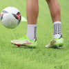 Nahaufnahme eines Fußballs und eines Paar athletischer Griffhose auf einem grünen Feld.