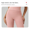 Model trägt ein pinkes, hochdehnbares, hautähnliches Yoga-Legging und Top.