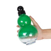 Eine Hand hält eine grüne, krugförmige Sportflasche mit schwarzem Verschluss und Trageriemen.