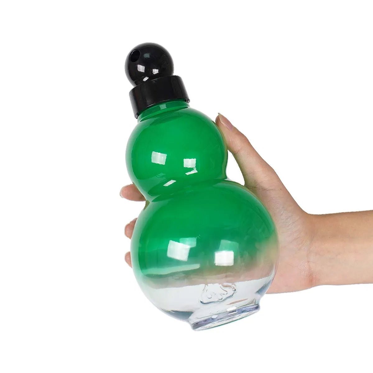 Eine Hand hält eine grüne, krugförmige Sportflasche mit schwarzem Verschluss und Trageriemen.