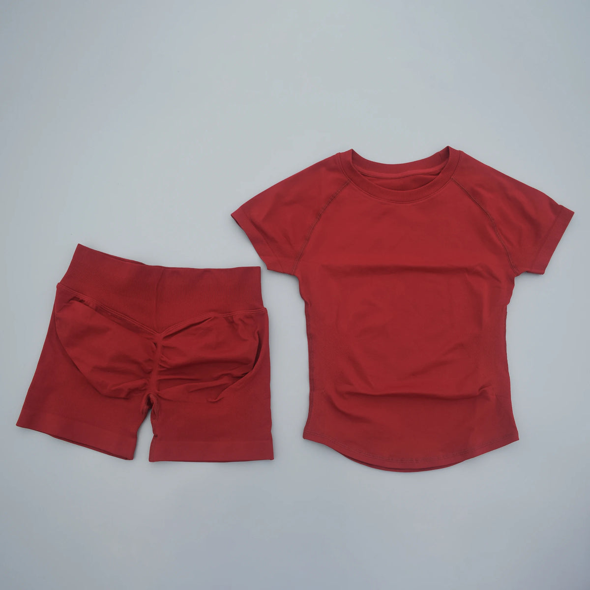 Ensemble de yoga et fitness rouge sans couture pour femmes, composé d'un haut à manches courtes et d'un short assorti.