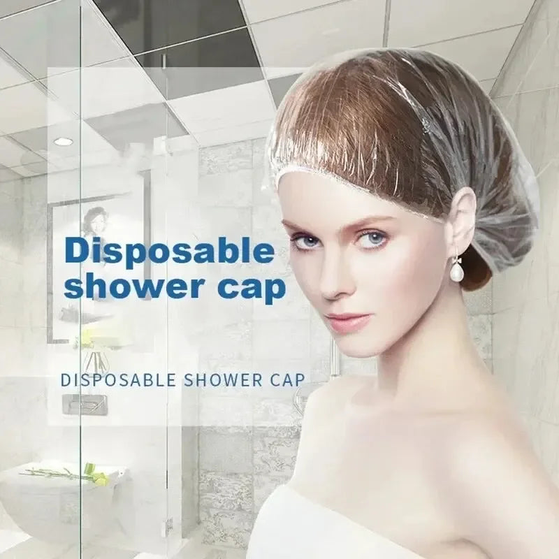 Primer plano de una mujer usando un gorro de ducha desechable transparente para extensiones o trenzas de cabello.