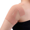 Ein Stück beige Kinesiologieband auf Oberarm und Schulterbereich.