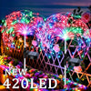Espectáculo de fuegos artificiales LED nuevos de 420 por luces de hadas solares decorando un camino de jardín con rosas.