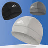 Un set de tres gorros de calavera transpirables en negro, gris y gris claro, mostrados contra un fondo azul.