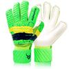 Un par de guantes de portero deportivos en verde brillante y blanco para fútbol