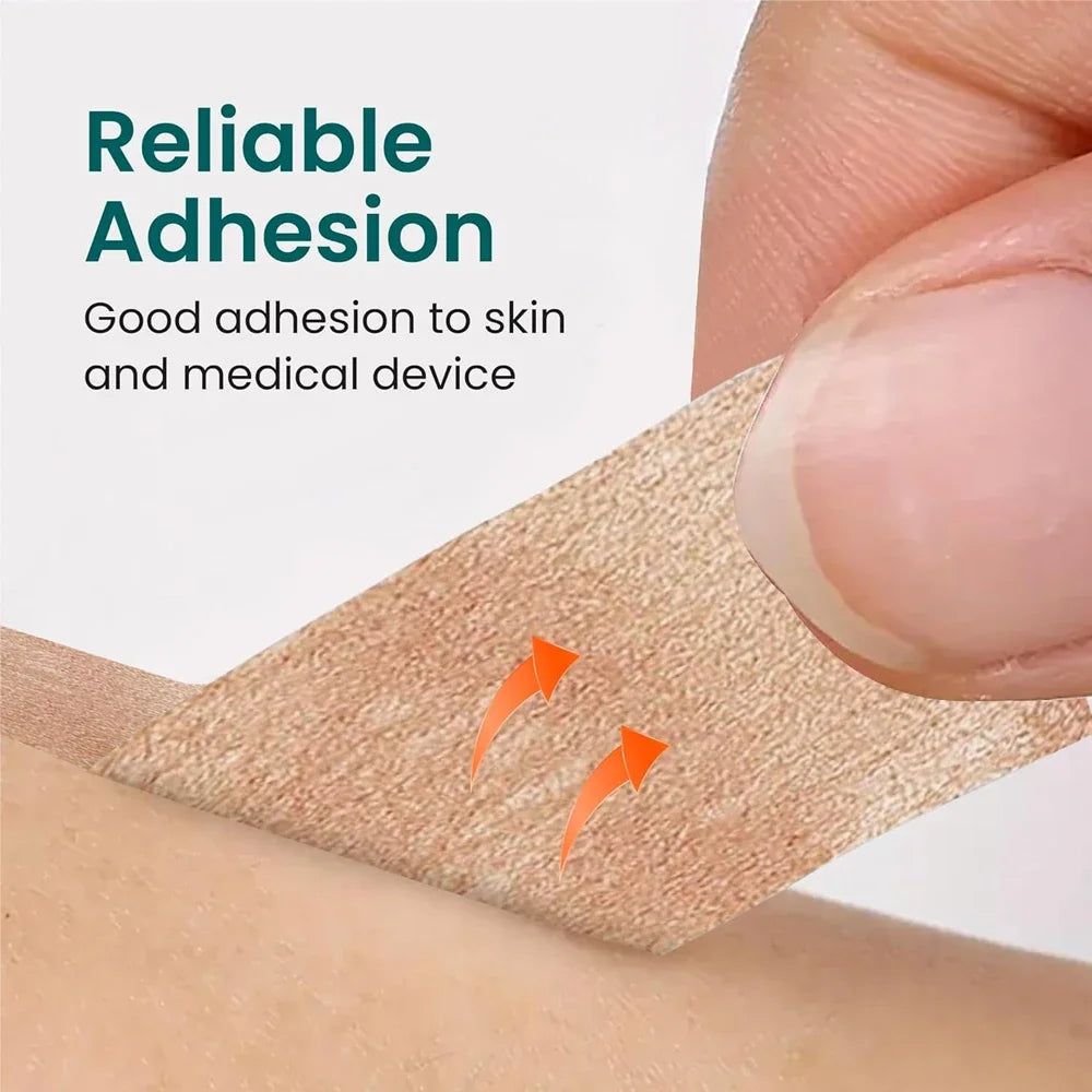 Une main applique du ruban médical beige sur la peau, démontrant une adhérence fiable.