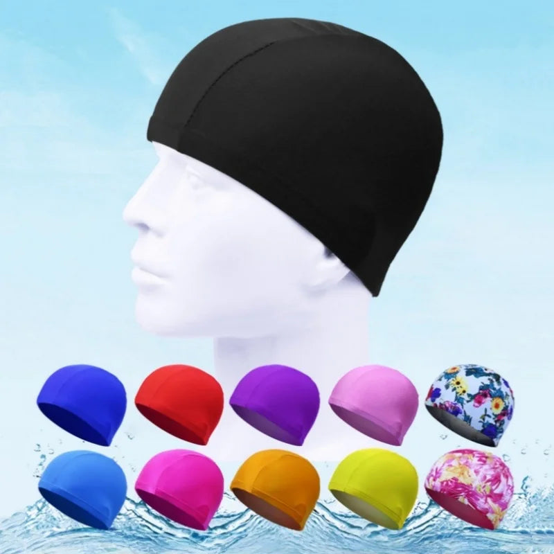 Bonnet de natation élastique noir universel sur un mannequin avec des bonnets de différentes couleurs flottant dans l'eau.