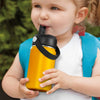Ein junges Mädchen hält eine gelbe Hydro Flask Wasserflasche mit schwarzem flexibelem Strohhalmdeckel.