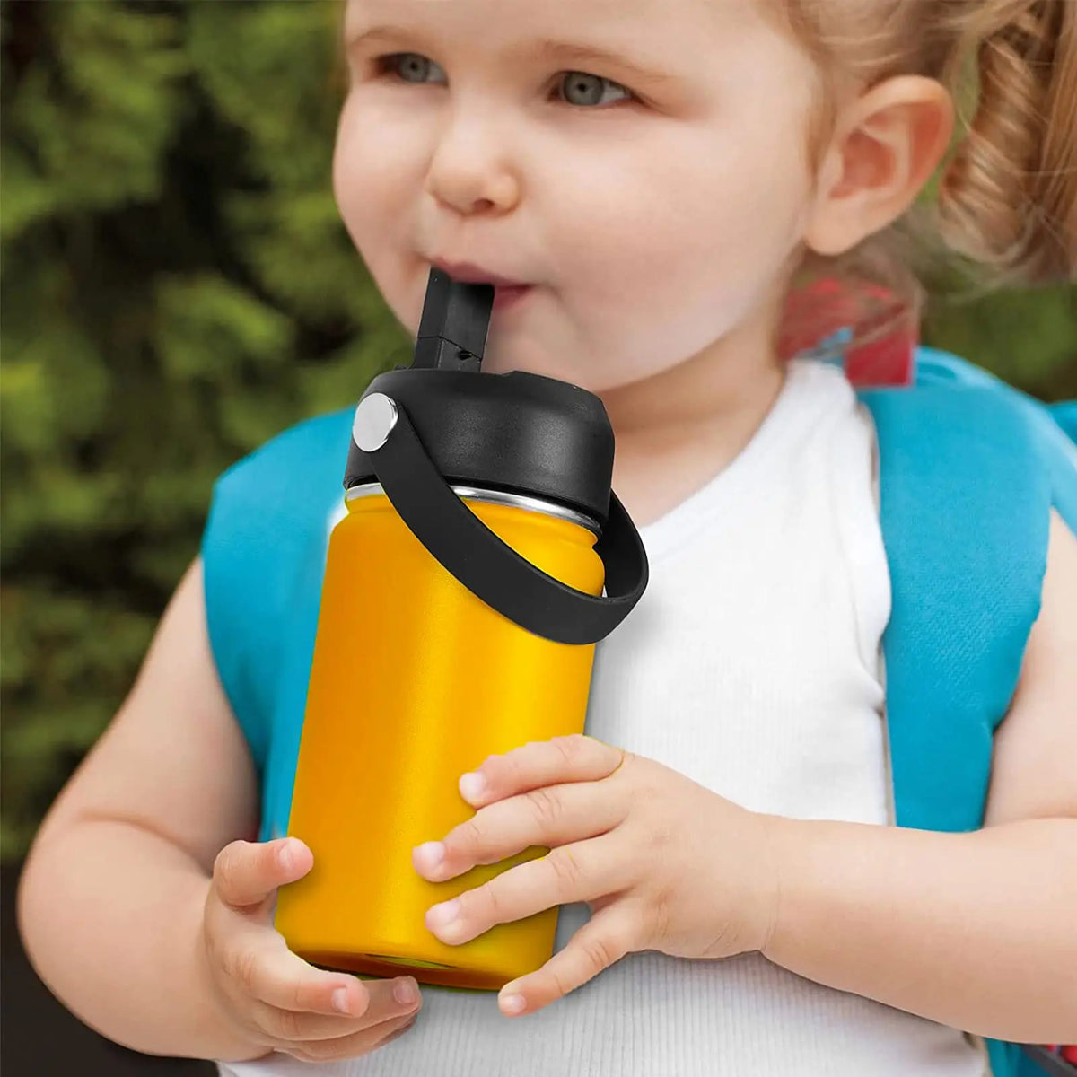 Ein junges Mädchen hält eine gelbe Hydro Flask Wasserflasche mit schwarzem flexibelem Strohhalmdeckel.