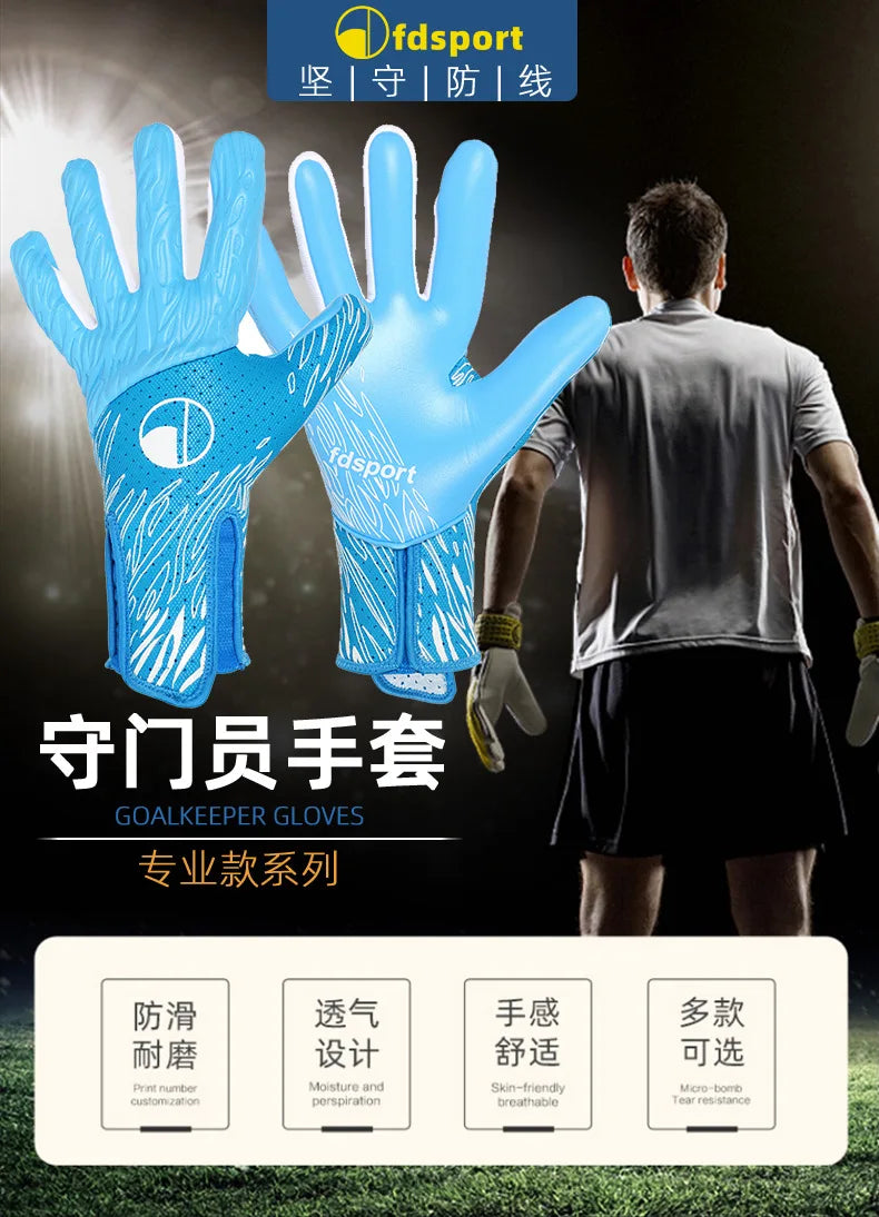 Un par de guantes de portero azules exhibidos contra un fondo oscuro, con un atleta masculino vistiendo una camisa gris.