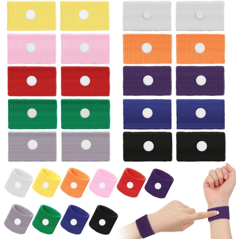 Una colección de pulseras antieméticas de colores en varios tamaños, mostradas junto a una mano.