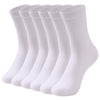 Une pile de chaussettes blanches de couleur crew, vue de côté.
