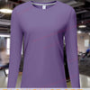 Camiseta de yoga y running de manga larga, ligera y transpirable de color morado mostrada en una modelo.