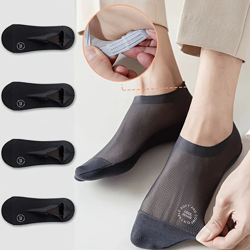 Un par de calcetines de verano gris carbón transpirables mostrados en un pie, destacando el diseño y el ajuste.